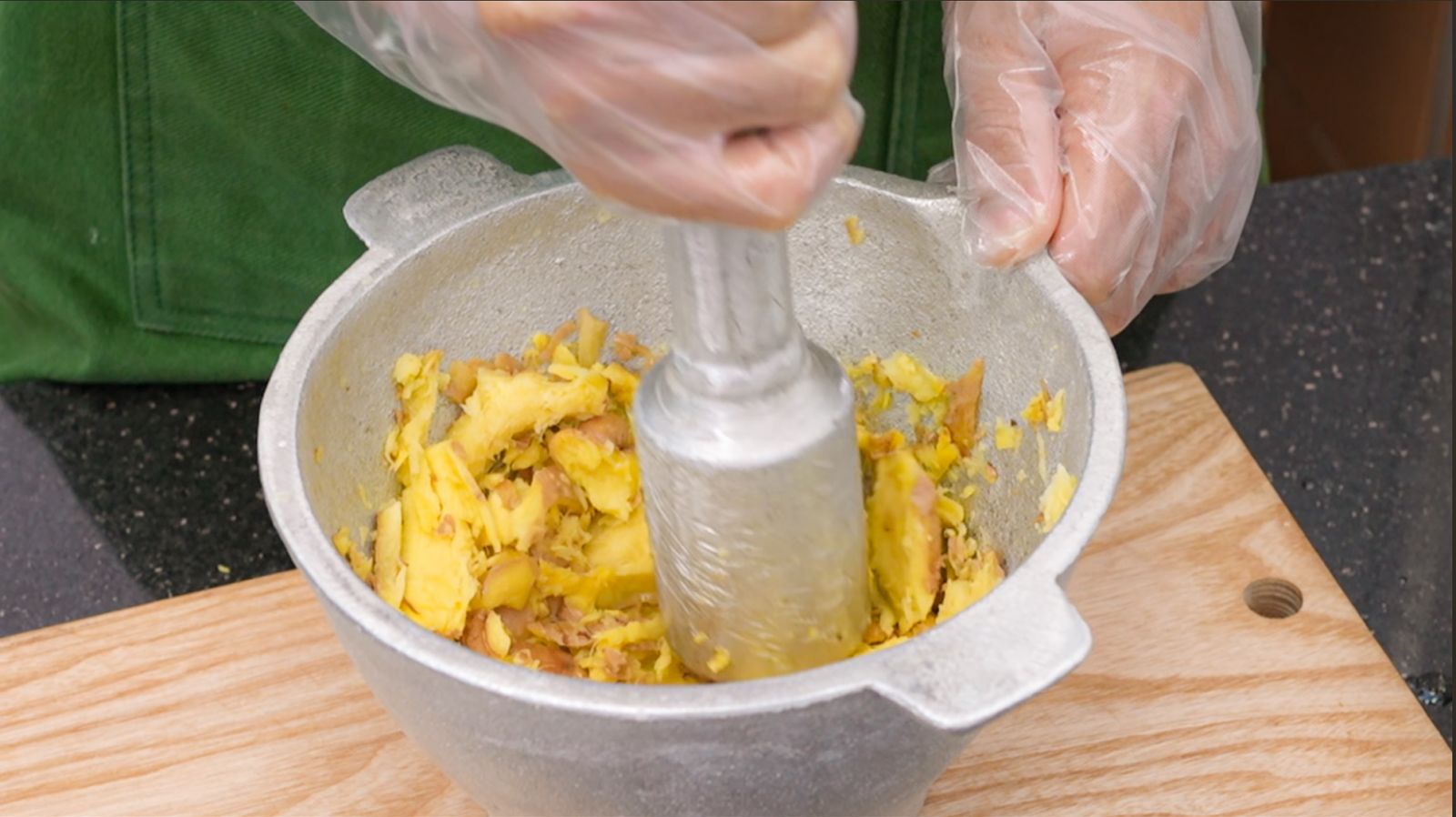 Vắt lấy cốt gừng tươi thơm đượm dùng để sên mận